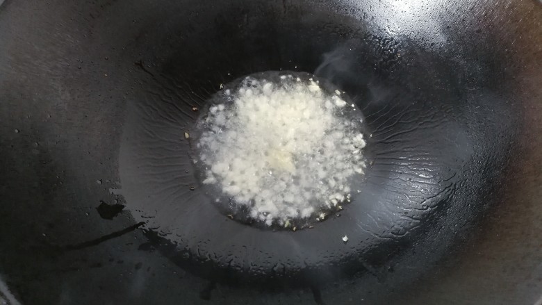 厨房挑战+素菜+酱爆山药片,锅中入适量油,先下蒜末煸香;
