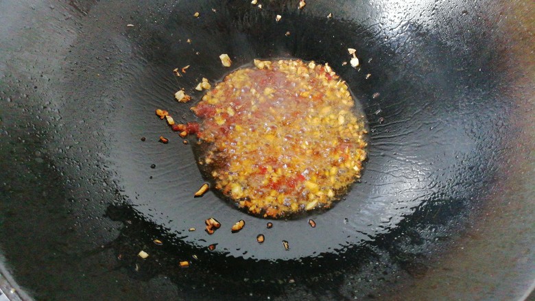 厨房挑战+素菜+酱爆山药片,再下入豆瓣酱和黄豆酱煸香;