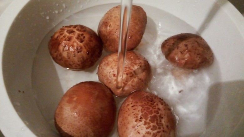 厨房挑战+素菜+家常素炒,盘里加点盐,加水,香菇浸泡5分钟