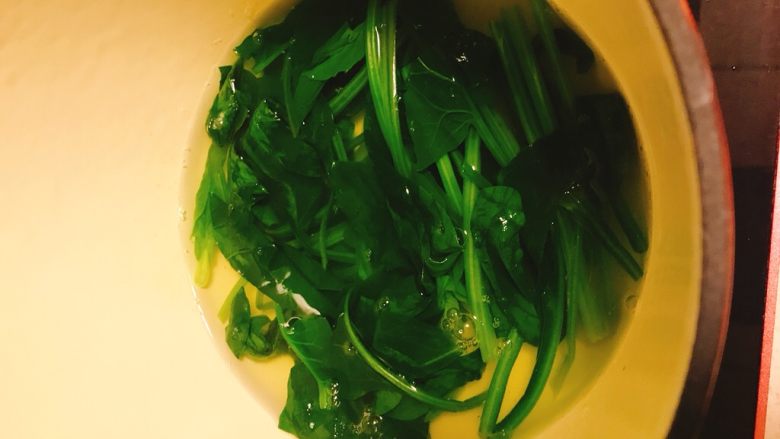 彩色蝴蝶面(蔬菜版)(10m+),将菠菜杆放入沸水中焯20秒,叶子焯10秒。