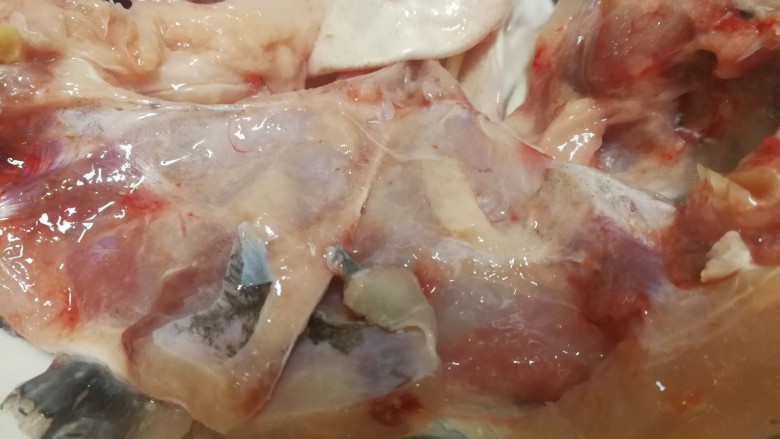双味鱼头,鱼头反过来,也撒上盐轻轻按摩一下,然后腌制半小时