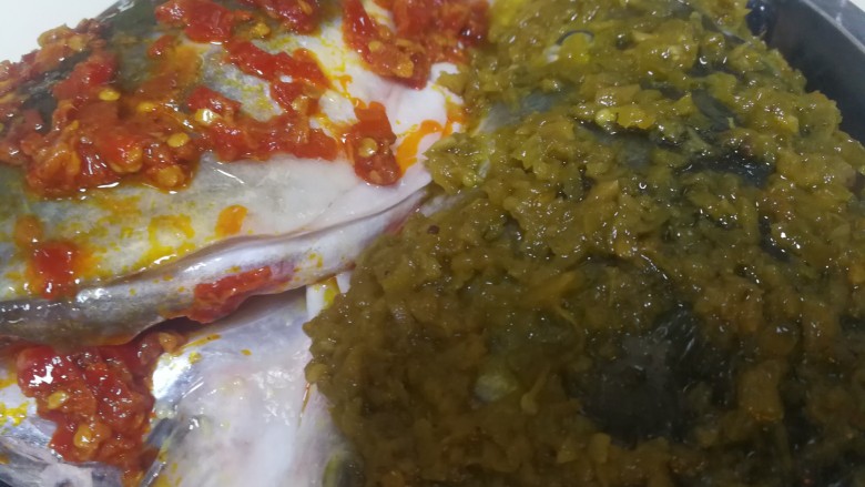 双味鱼头,吃辣的就和我一样,另一半浇上适量的绿色剁椒