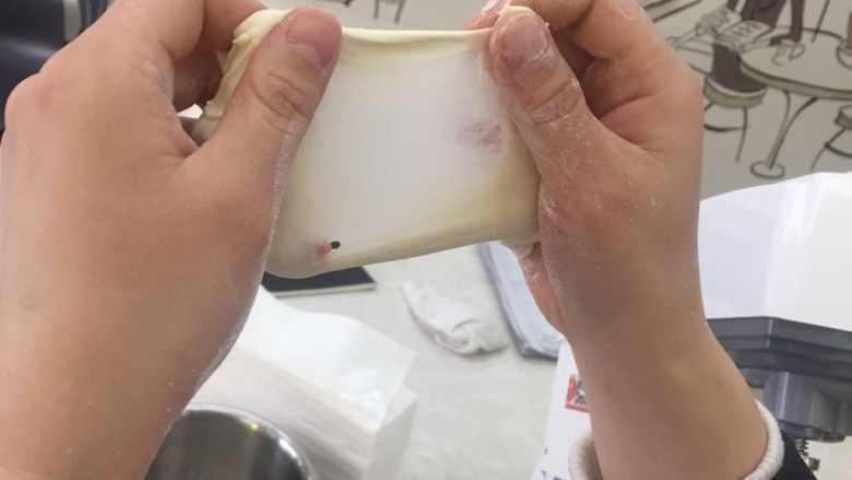 香蕉巧克力脆皮派,打至拉出膜像这个样子,呵呵一戳就破的样子!