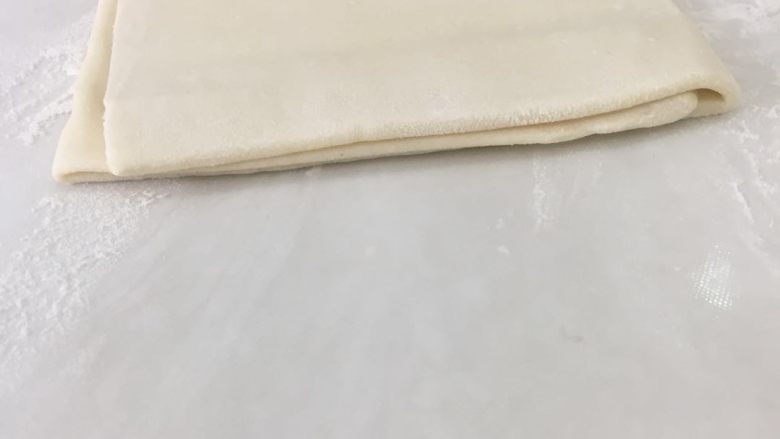 香蕉巧克力脆皮派,擀平后对折,擀开对折4⃣️次冷藏