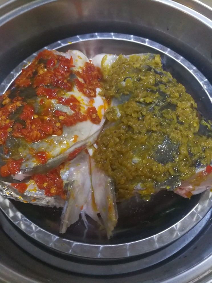 双味鱼头,蒸锅里面放上足够的水,烧开后把鱼头放进蒸锅里,盖上锅盖
