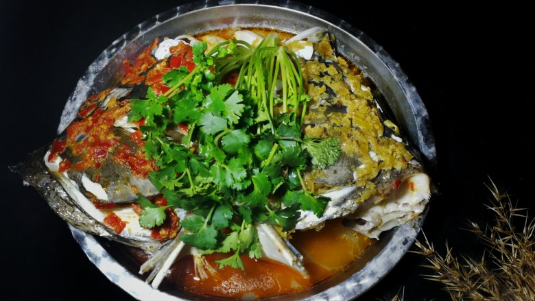 双味鱼头,大约20分钟左右,美味的双味鱼头就可以开吃了