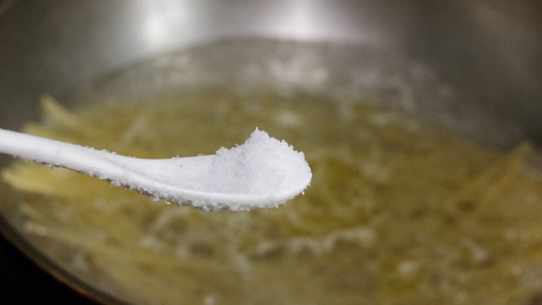 黑椒三文鱼猪肉肠扁身意大利面,加一勺盐,煮8到10分钟后,捞出沥干