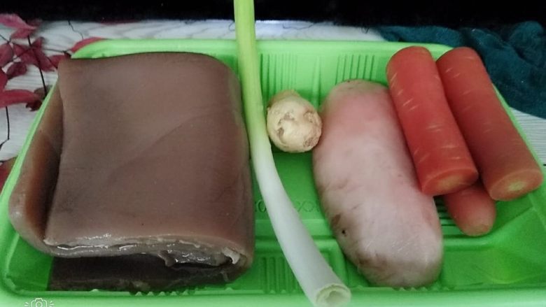 挑战厨房+素菜+酸辣魔芋丝,备好魔芋皮一张,泡菜萝卜,葱姜