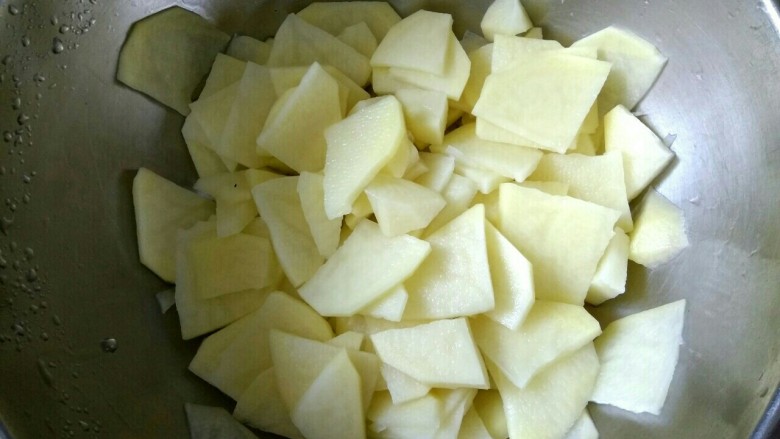 土豆片烧鸡腿肉,<a style='color:red;display:inline-block;' href='/shicai/ 23'>土豆</a>去皮切片,用清水洗去淀粉