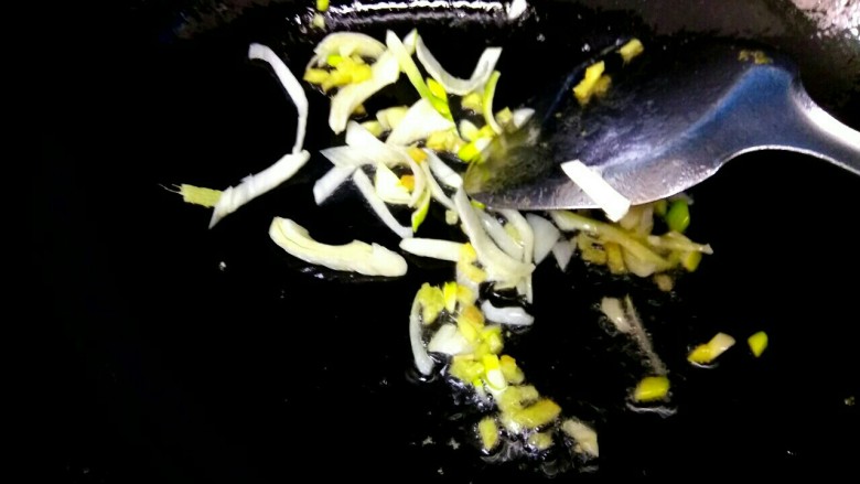 土豆片烧鸡腿肉,把油倒出,剩适量底油,爆香葱姜