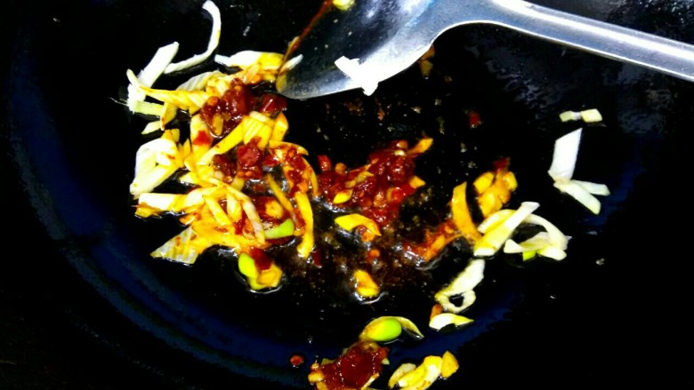 土豆片烧鸡腿肉,放入一勺<a style='color:red;display:inline-block;' href='/shicai/ 46964'>郫县豆瓣酱</a>,炒出红油