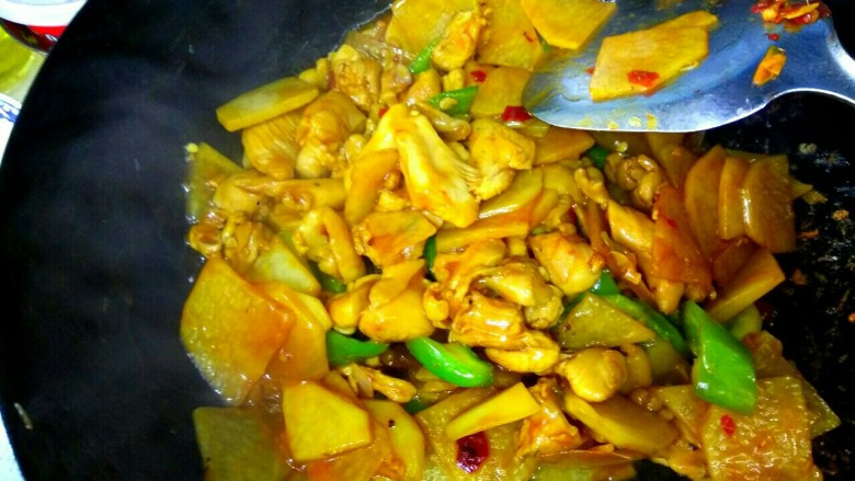 土豆片烧鸡腿肉,紧接着放入小碗中的调料,大火翻炒均匀关火