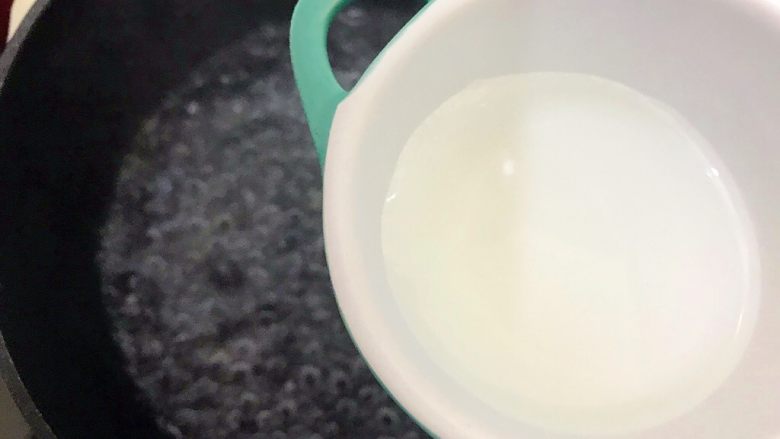 超完美早餐:水波蛋牛油果香蕉火腿肠开放式吐司,水煮沸后倒入<a style='color:red;display:inline-block;' href='/shicai/ 715'>白醋</a>