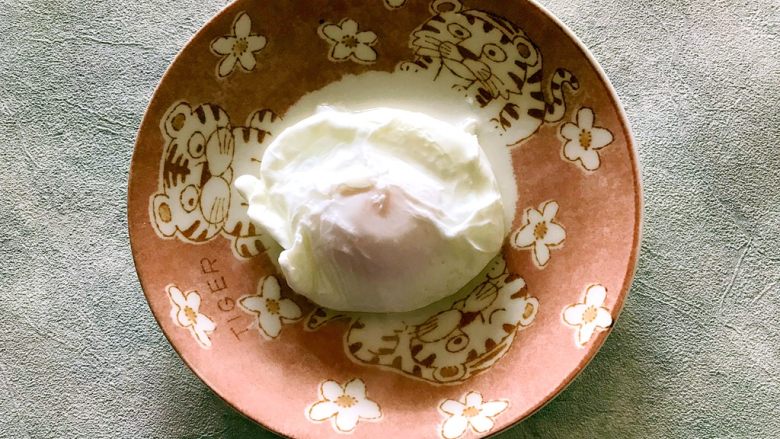 超完美早餐:水波蛋牛油果香蕉火腿肠开放式吐司,三分钟后轻轻捞出鸡蛋