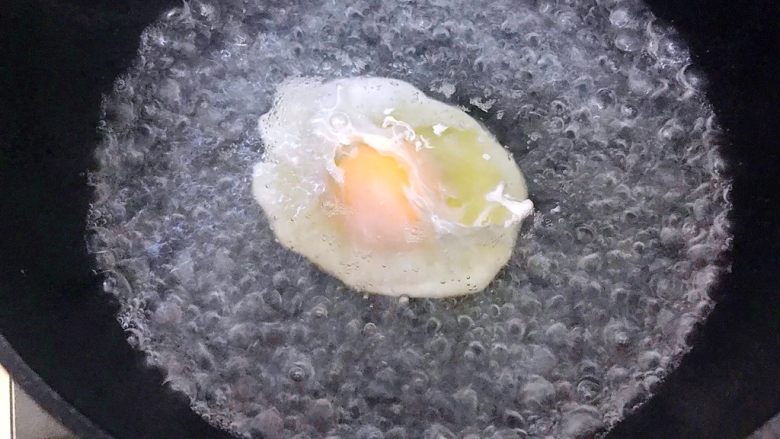 超完美早餐:水波蛋牛油果香蕉火腿肠开放式吐司,然后贴着水面往漩涡中缓缓倒入<a style='color:red;display:inline-block;' href='/shicai/ 9'>鸡蛋</a>