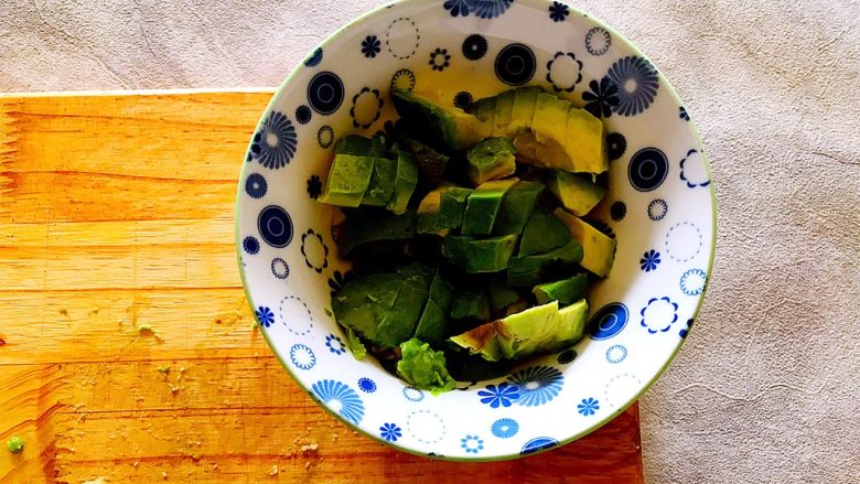 超完美早餐:水波蛋牛油果香蕉火腿肠开放式吐司,放入碗内
