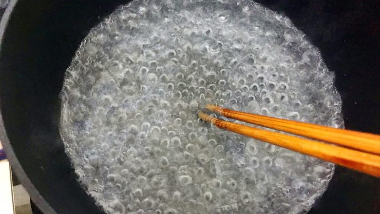 超完美早餐:水波蛋牛油果香蕉火腿肠开放式吐司,用筷子在中间位置不停划圈,形成一个漩涡