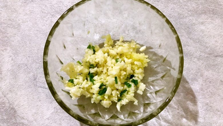 黄瓜香菜拌螺肉(内附独家万能凉拌酱汁),然后来调酱汁,大蒜末生姜末小葱混合