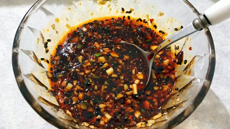 黄瓜香菜拌螺肉(内附独家万能凉拌酱汁),搅拌均匀