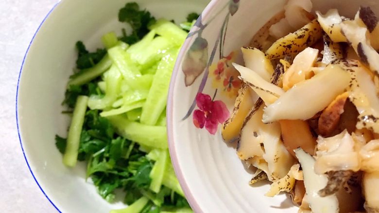 黄瓜香菜拌螺肉(内附独家万能凉拌酱汁),加入