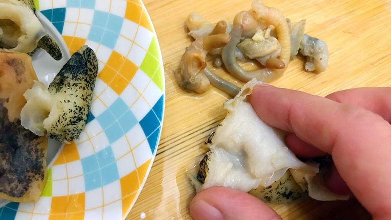 黄瓜香菜拌螺肉(内附独家万能凉拌酱汁),然后来处理螺肉,我这里的螺肉是已经煮熟了的,(至于螺肉的煮法请参考其他菜谱),挖出海螺的器官