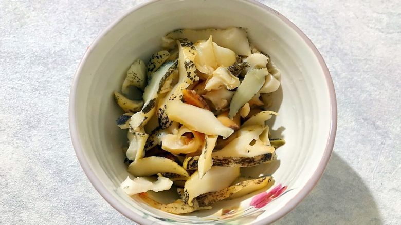 黄瓜香菜拌螺肉(内附独家万能凉拌酱汁),螺肉切成薄片