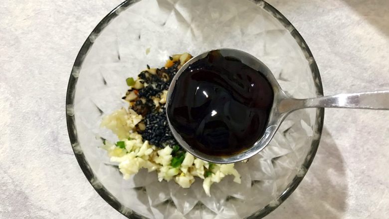 黄瓜香菜拌螺肉(内附独家万能凉拌酱汁),一勺蚝油