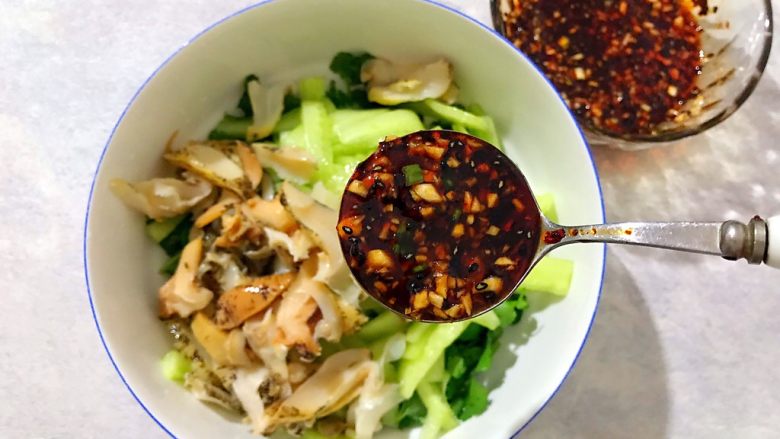黄瓜香菜拌螺肉(内附独家万能凉拌酱汁),最后加入酱汁
