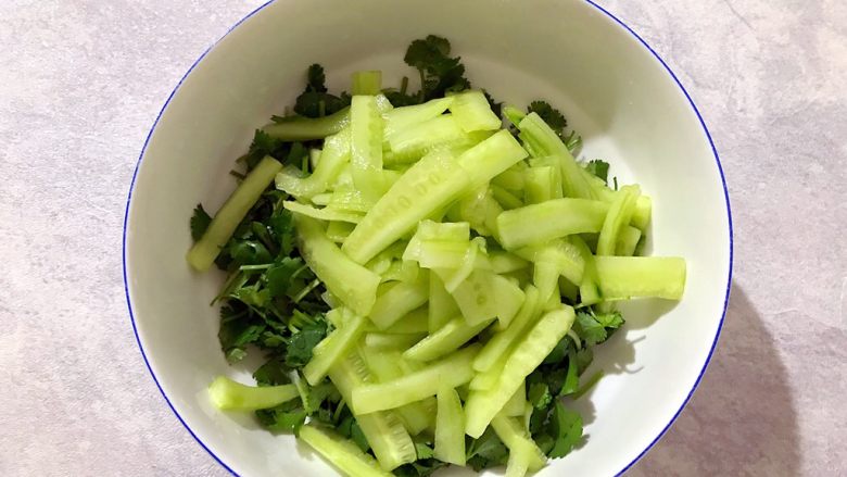黄瓜香菜拌螺肉(内附独家万能凉拌酱汁),香菜黄瓜放入大碗