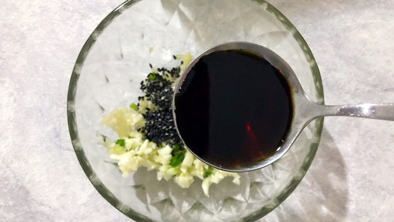 黄瓜香菜拌螺肉(内附独家万能凉拌酱汁),一勺生抽