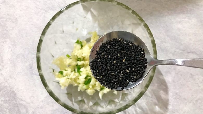 黄瓜香菜拌螺肉(内附独家万能凉拌酱汁),加一勺黑芝麻,白芝麻也可以