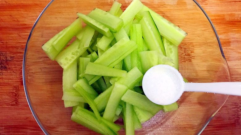 黄瓜香菜拌螺肉(内附独家万能凉拌酱汁),黄瓜放入碗内,加一小勺细盐