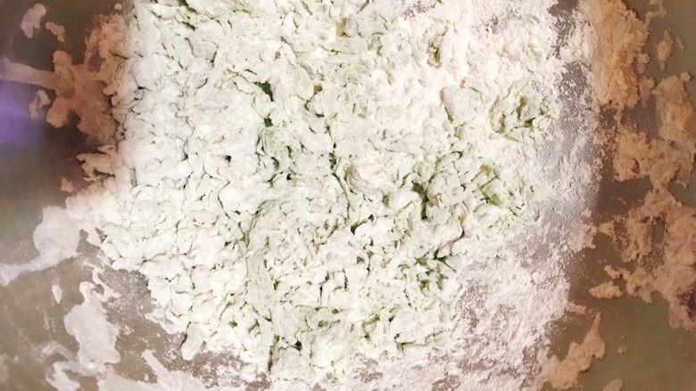 彩色蝴蝶面(蔬菜版)(10m+),将菠菜泥逐渐加入面粉中,拌成絮状。(其他蔬菜泥同样)