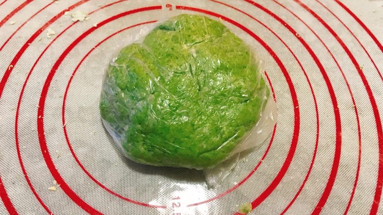 彩色蝴蝶面(蔬菜版)(10m+),将絮状面粉揉成面团。切记面团不要太湿,否则后面就很难压成面片。