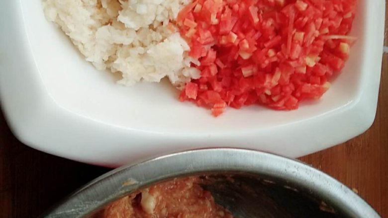 马蹄烫面蒸饺,马蹄用刀背拍碎，剁成碎粒，<a style='color:red;display:inline-block;' href='/shicai/ 25'>胡萝卜</a>切碎，肉末中加入<a style='color:red;display:inline-block;' href='/shicai/ 718'>料酒</a>，<a style='color:red;display:inline-block;' href='/shicai/ 788'>生抽</a>，姜末，荸荠切碎挤出的水放肉末中搅拌均匀，搅打上劲