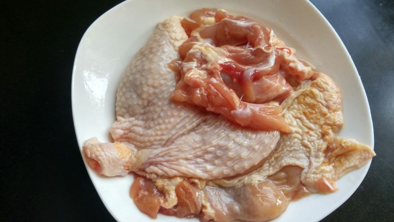 照烧鸡腿,放少量的盐,一勺<a style='color:red;display:inline-block;' href='/shicai/ 718'>料酒</a>,腌制半小时以上。