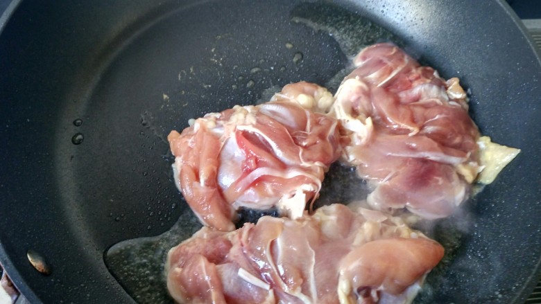 照烧鸡腿,将鸡腿肉放入锅内,肉皮朝下。