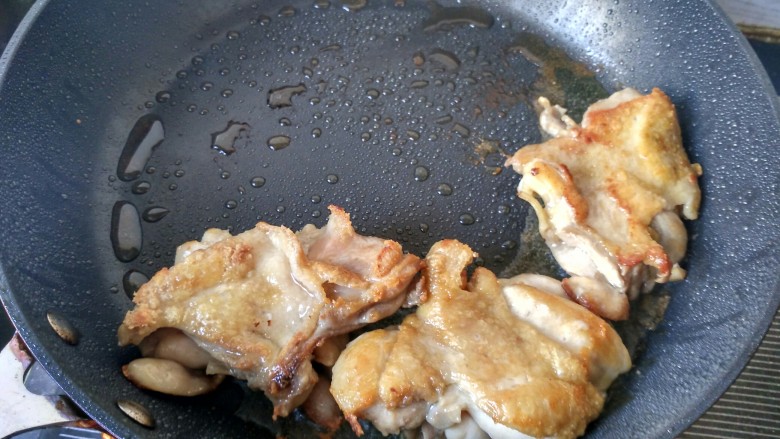 照烧鸡腿,煎黄,翻一面再煎。