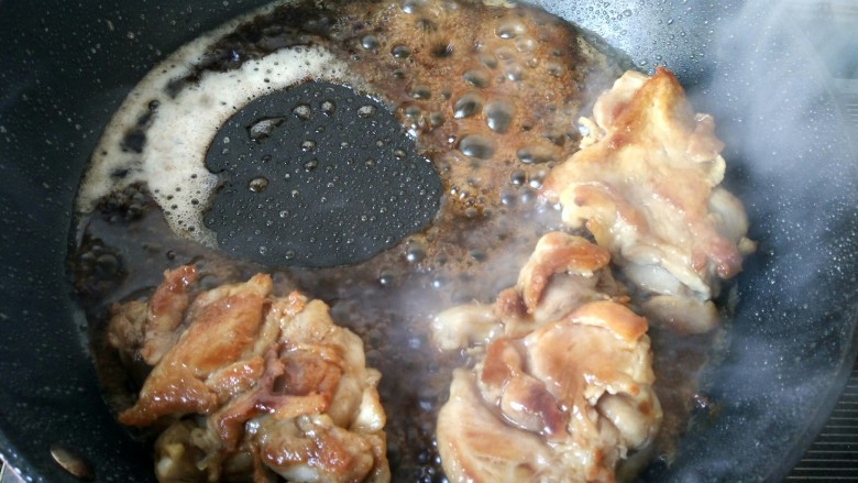 照烧鸡腿,鸡肉两面煎黄,倒入照烧汁,盖上锅盖,小火焖一会。