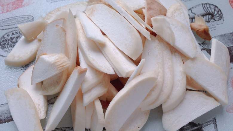 经典美式早餐,<a style='color:red;display:inline-block;' href='/shicai/ 238'>杏鲍菇</a>洗净,对开切斜刀片