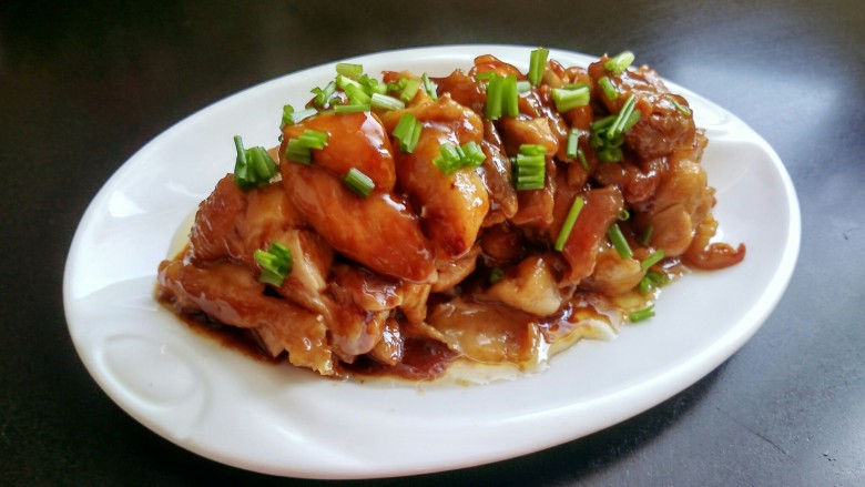 照烧鸡腿,鸡肉切片,撒上香葱,淋上多的酱汁。
