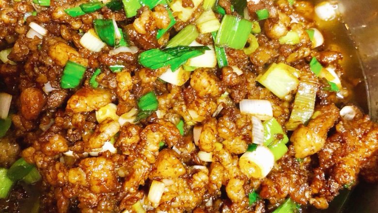 酱肉大包子,大葱炒出香味后放入1.5勺<a style='color:red;display:inline-block;' href='/shicai/ 3729'><a style='color:red;display:inline-block;' href='/shicai/ 3729'>白糖</a></a>和少许鸡精、盐拌匀后,用干净的小盆盛出备用。