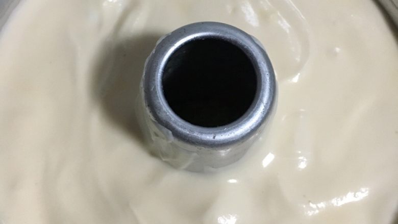 粘米粉戚风蛋糕,倒入6寸中空模具,略震出气泡