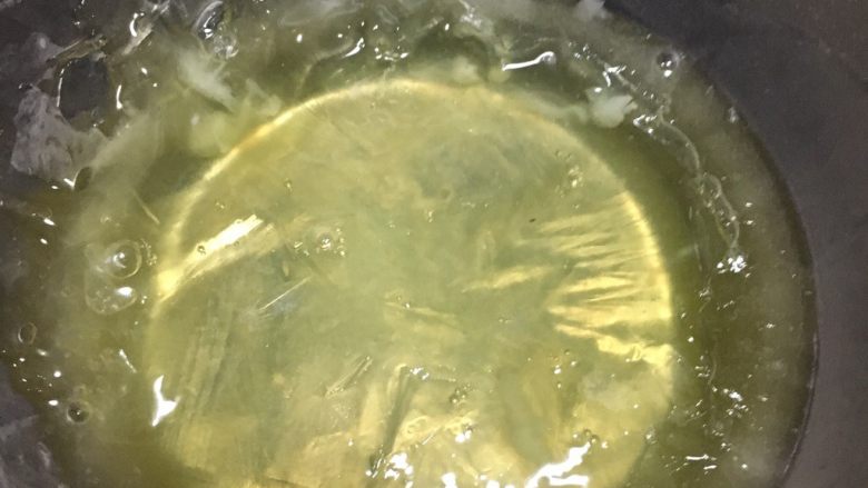 粘米粉戚风蛋糕,蛋白放冰箱冷冻片刻,周围结冰渣子