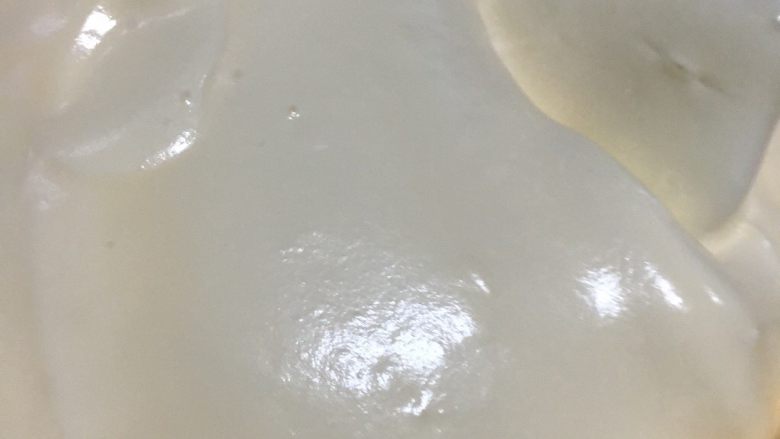 粘米粉戚风蛋糕,继续翻拌均匀,呈现细腻光滑的状态
