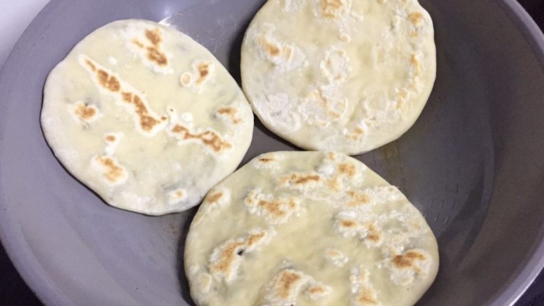 乡味+楠溪江麦饼,期间要多翻几次面,直至烙熟。