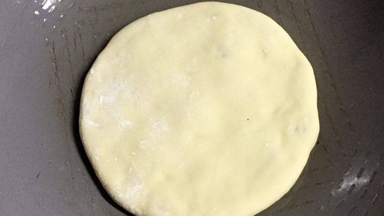 乡味+楠溪江麦饼,平底锅烧热,(锅中不需要放油)直接放入麦饼,中小火烙制。