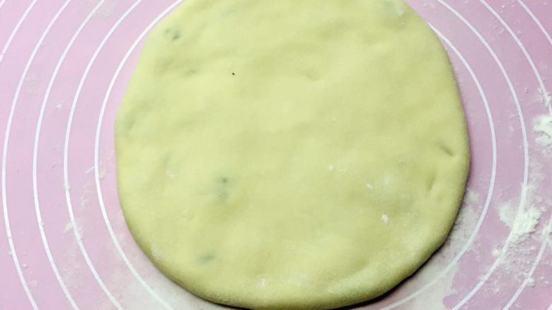 乡味+楠溪江麦饼,先用手掌轻轻按扁,再用擀面杖轻轻擀成厚薄均匀的圆饼,一个咸菜麦饼做好啦。(不要光擀一面,两面都要擀,擀的越薄越好吃)