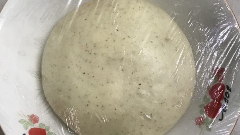 烫种全麦吐司,盖上保鲜膜送进发酵箱,温度控制在27 度一发