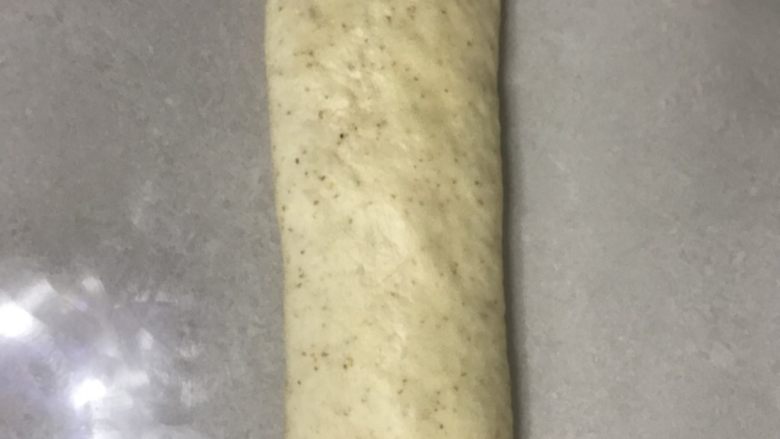 烫种全麦吐司, 取一个面团收口朝下,用手掌拍打排气。